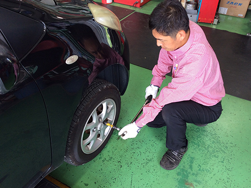 車へ取り付けてトルクレンチで規定のトルクで正確に締め付けます。